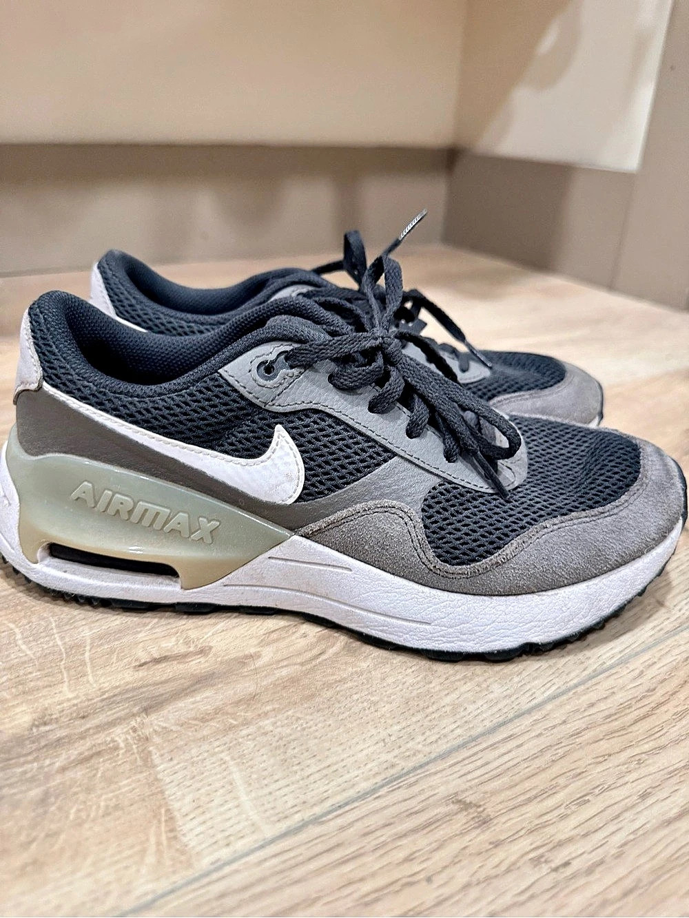 Nike Air Max Bella TR 4 Gray & Black Sneakers